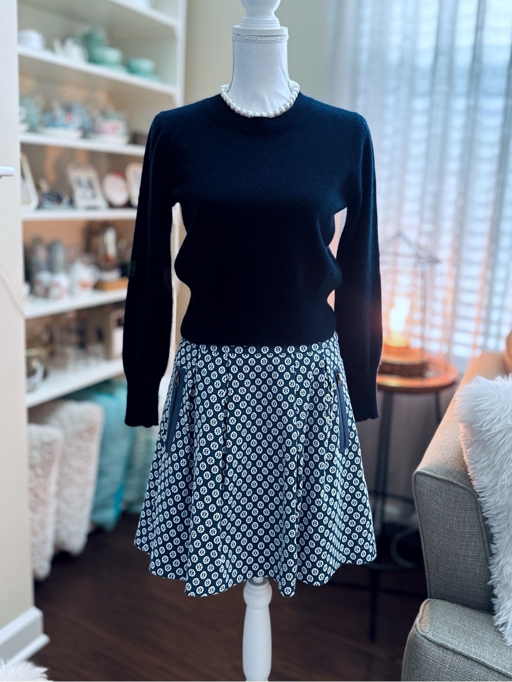 Anthropologie White and navy flower Patterned Skirt Size 6 Like new
